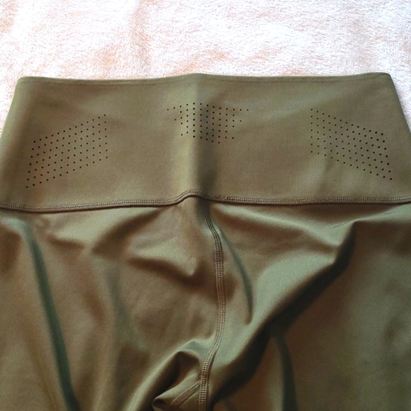 Puma Leggings (runs small) - Picture 2 of 3